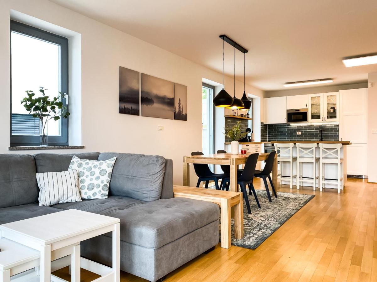 Lakeview Apartment *