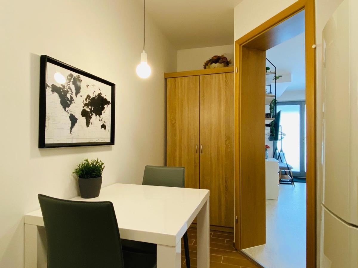 Lakeview Apartment *