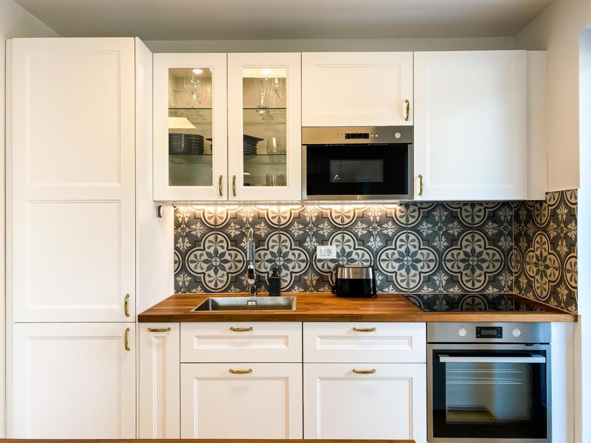 Lakeview Apartment *