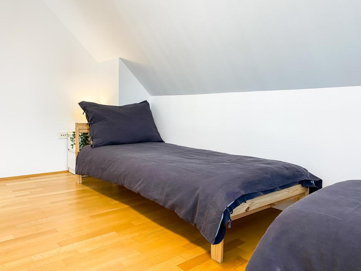 Lakeview Apartment *